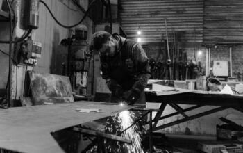 man werkzaam in metaalindustrie