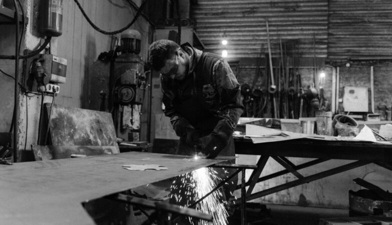 man werkzaam in metaalindustrie